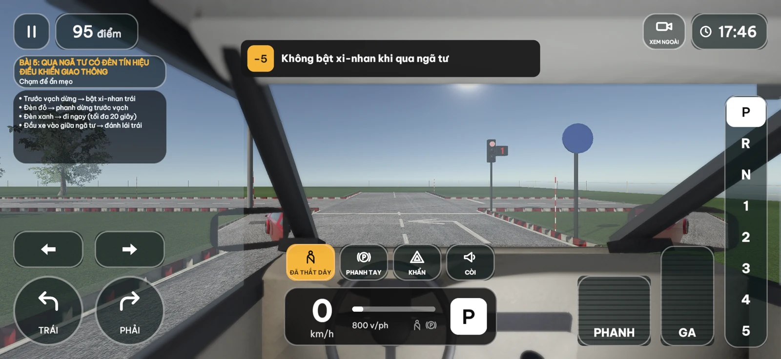 Gameplay thật trong khung điện thoại: góc nhìn người lái với ga, phanh, cần số và thông báo lỗi xi-nhan